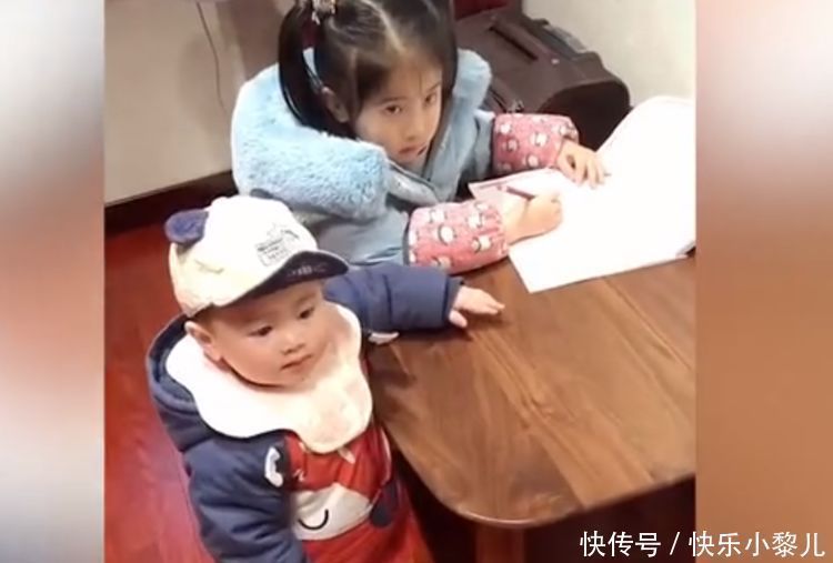 心肝宝贝|男娃上前“捣乱”，姐姐眼神吓退弟弟，网友：再也不是心肝宝贝了