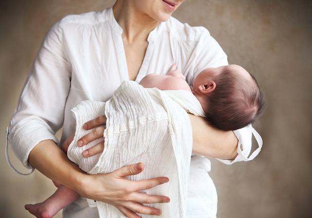 喂奶|“放你一面大贴纸”,月子里牢记6字口诀,母乳亲喂一次就上手