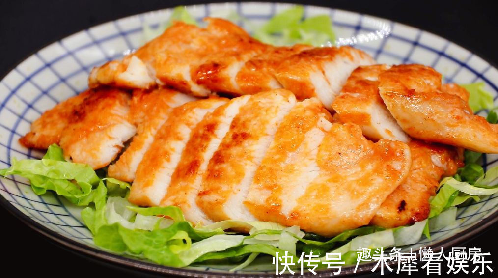 鸡胸肉直接水煮,吃起来肉质柴,教你香煎鸡胸肉的做法,嫩滑多汁