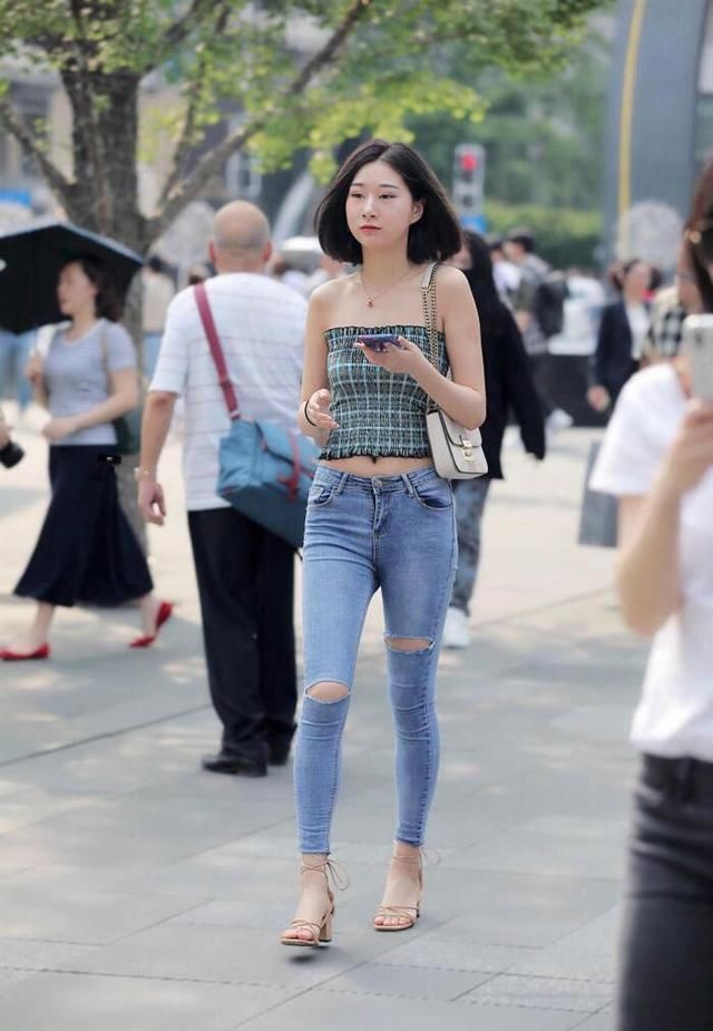  时尚|“街拍女神”秋季穿搭果然迷人，抹胸上衣配牛仔裤，美成初恋女友