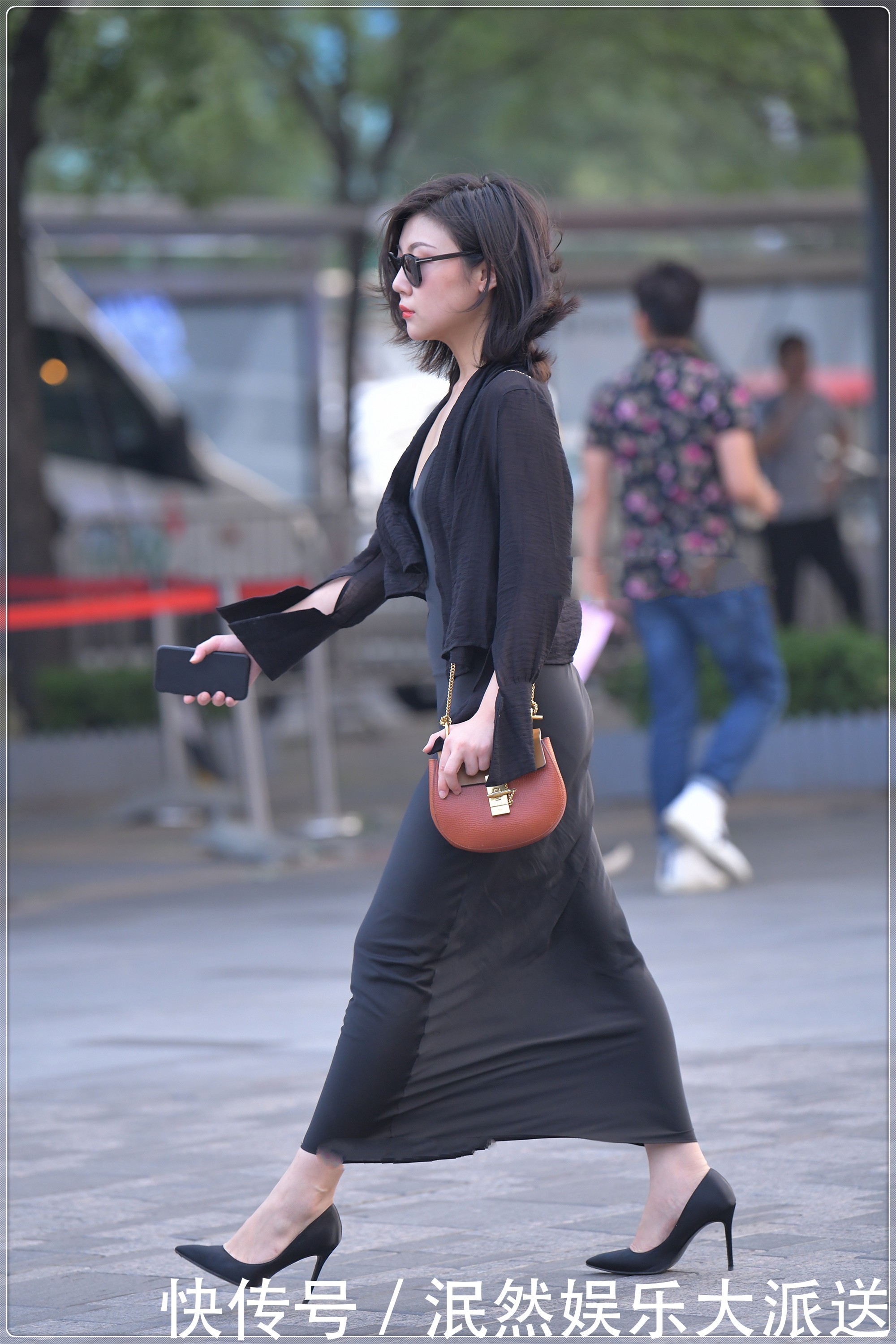 黑色真丝吊带裙子搭配橘红色链条包,大气端庄,精致时尚