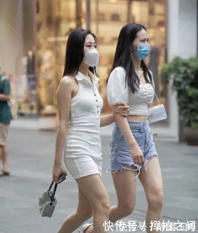 悠远|忙里偷闲,伴着美丽,白色挂脖清凉穿搭营造一种如莲花般温柔悠远