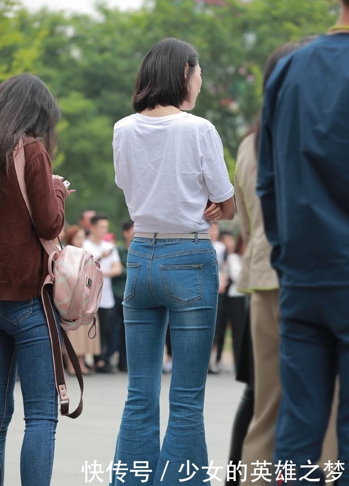 牛仔裤|街拍:牛仔裤的简约搭配,低调的魅力