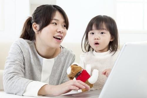 y2岁女儿总喊饿,宝妈“疑心”保姆,一查监控,笑得合不拢嘴