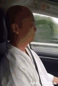 |搞笑GIF:大妹子,穿上这条裤子,你肯定是人群中最靓的仔。