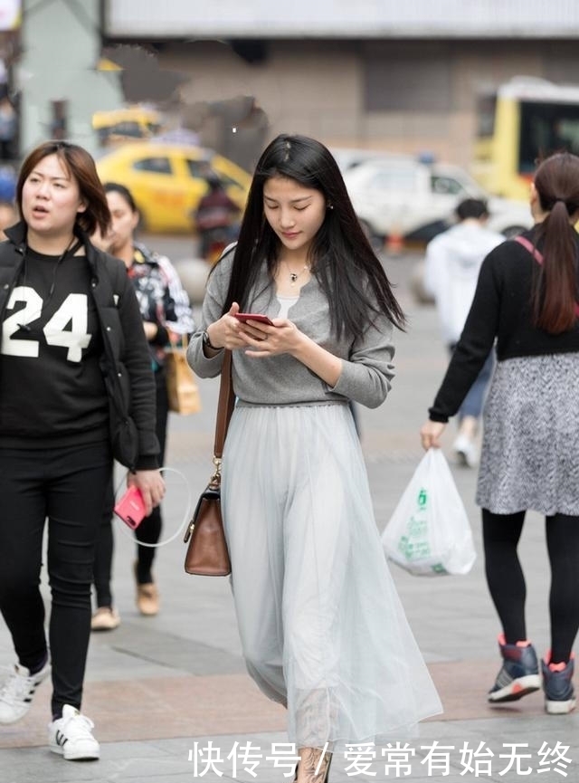 街拍:粉色吊带搭配白色短裤的小姐姐,少女范十足!