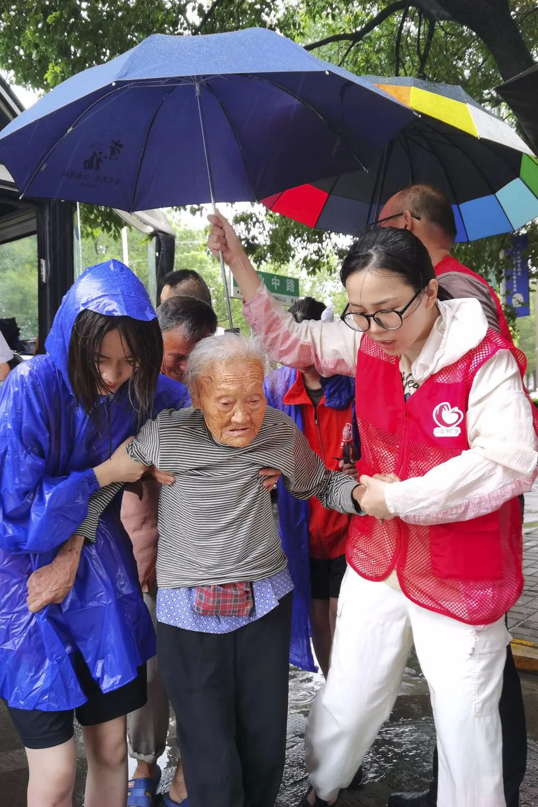 台风|风里雨里，桐乡这抹“志愿红”一直温暖你！