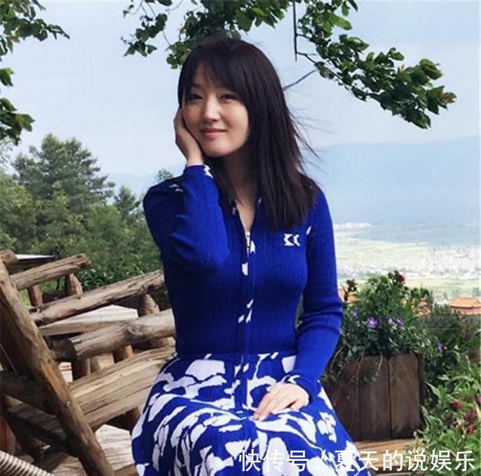 减龄|50岁左右的女人,发型不要留羊毛卷和碎发头,这些更洋气