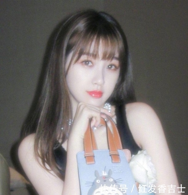 女人涂口红时,这3个“坏习惯”不改,口红再贵还是会掉色沾杯