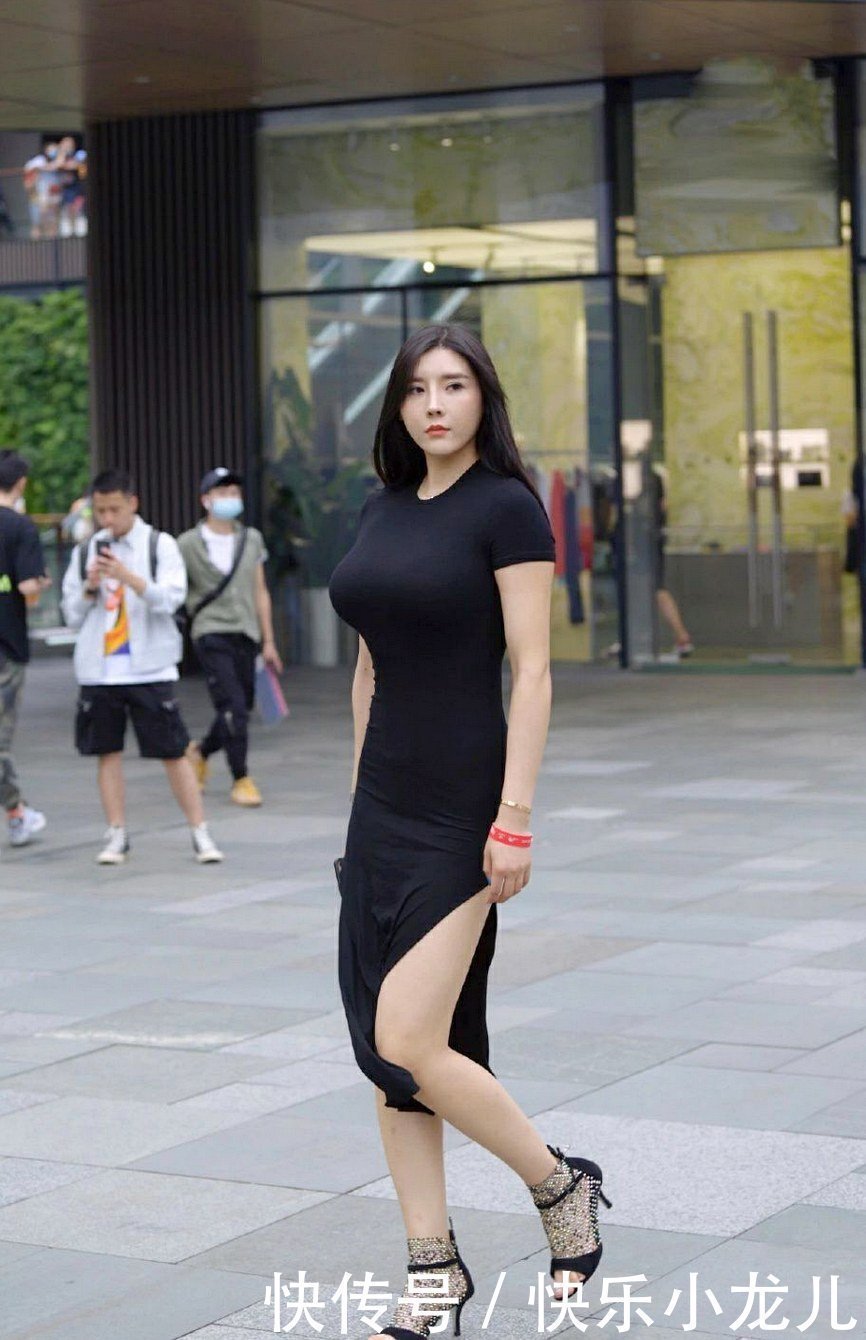 显瘦|都说黑色显瘦,姐姐搭配休闲套装,个性时尚!
