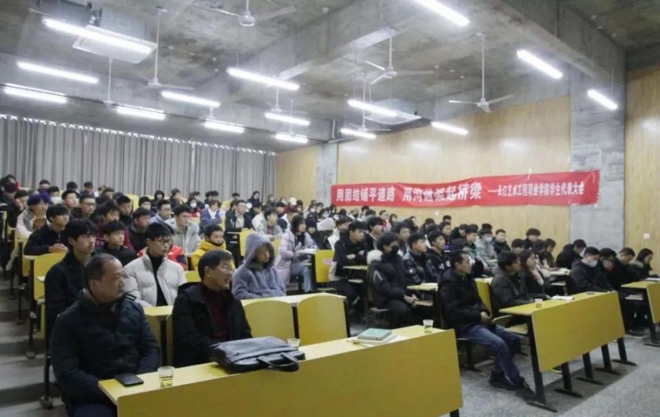 学院|亓宏刚受邀到长江艺术工程职业学院讲授《艺术存在的价值》