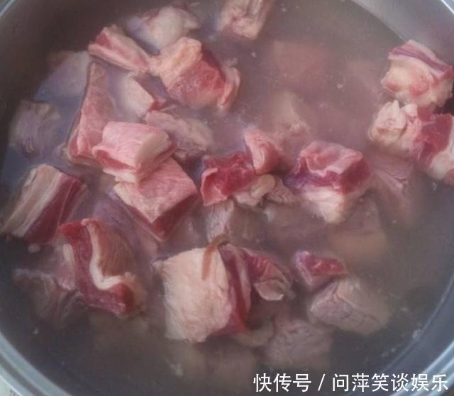 牛肉越焯水越脏?老师傅教你一法子,脏东西主动跑出来,没腥味