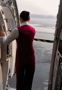 |搞笑GIF:只见过扫帚可以这样玩,没想到铁锹也可以