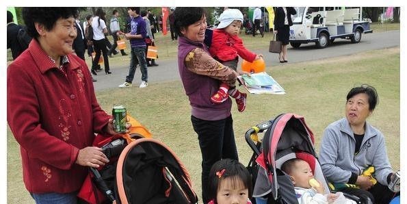 尿不湿|有3类老人很适合带娃,家有这样的老人,妈妈和孩子都太幸福了