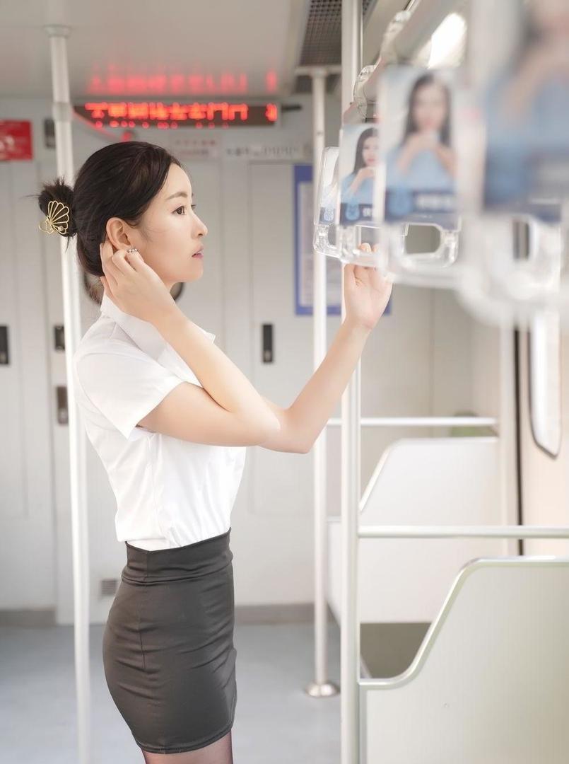 流苏|地铁中的小姐姐一对流苏的耳饰让平凡的穿搭不再简单, 时尚而优雅