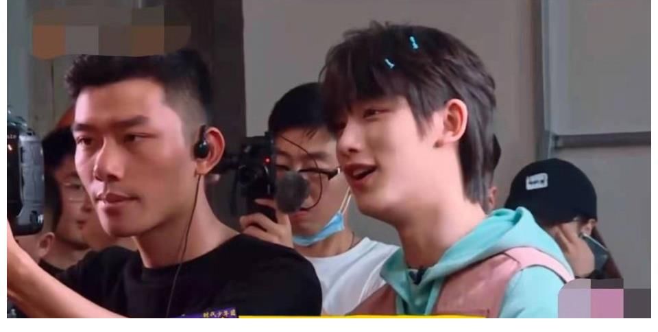 粉丝们|丁程鑫教吴磊撒娇wink，吴磊害羞到低头，丁程鑫反应让人直呼磕到了