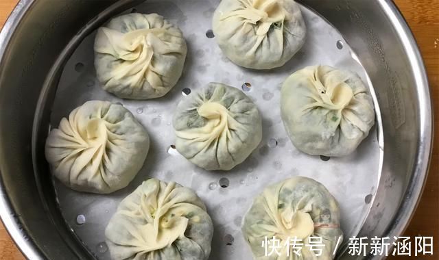 韭菜包子|韭菜包子馅不发黑有窍门,教你一招,做出来皮薄大馅好吃还好看