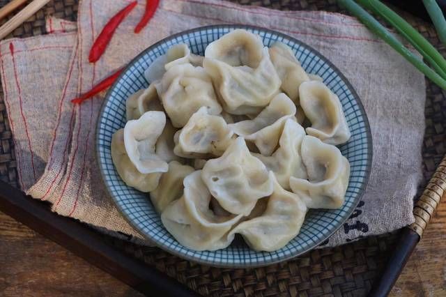 秋天|秋天，吃饺子就吃这馅，比白菜便宜，比韭菜营养，一次30个才过瘾