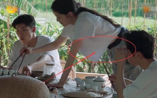 动作|欧阳娜娜衣服太短,起身夹面条时,谁注意何老师的动作素质装不出来