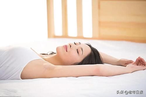 睡眠质量|为什么睡觉时举起双手?这招改善睡眠法,失眠、压抑的人都知道