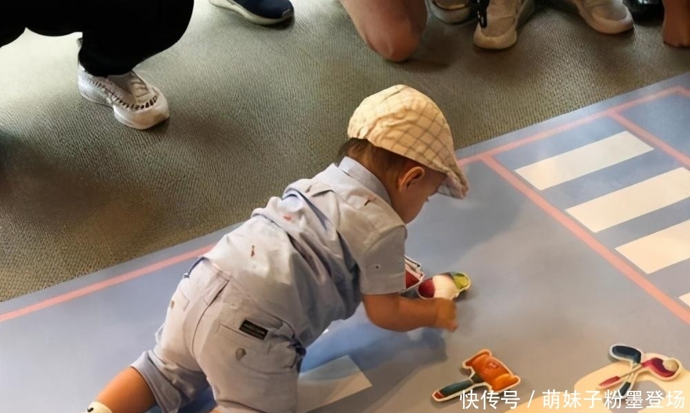 宝宝|宝宝“7滚8爬”不稀奇,能做这3小动作才是真聪明,你娃会几个