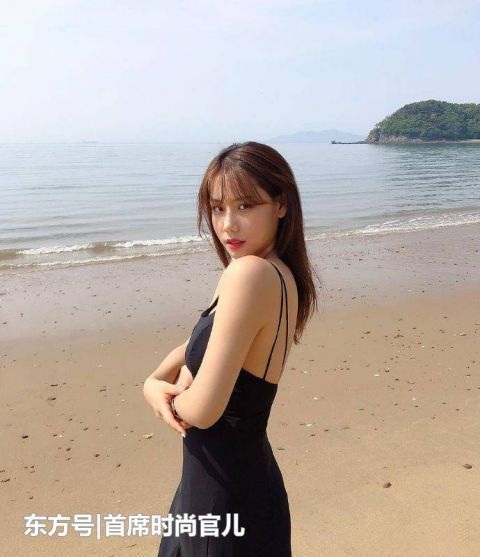 街拍青春可爱的小姐姐,时髦的打底裤打扮,身材高挑