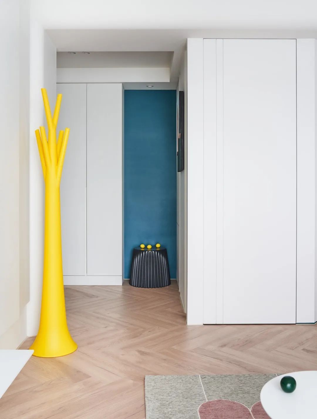 衣帽间|你家衣柜还做上下分体现在流行这样一门到顶的设计,时尚又大气