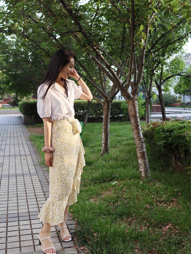 小蛮腰|初秋,2、30岁小姑娘这样穿,衬衫配印花裙简约洋气,氛围感十足