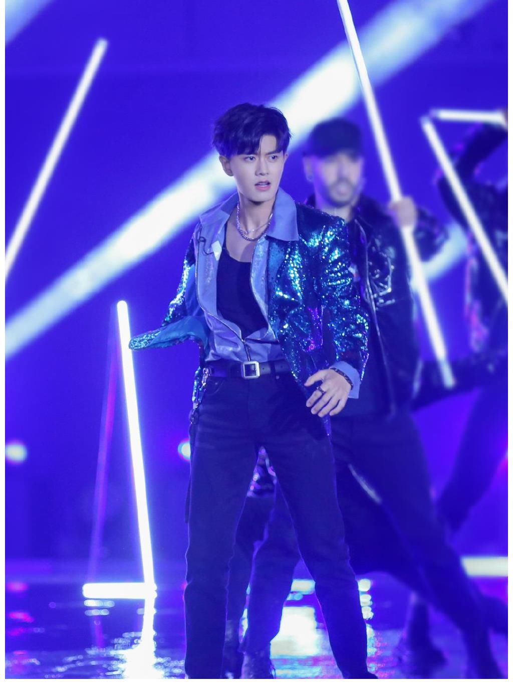 嗨放派收官，舞王任嘉伦炫技“燃爆”舞台，他的执着让人心生敬畏