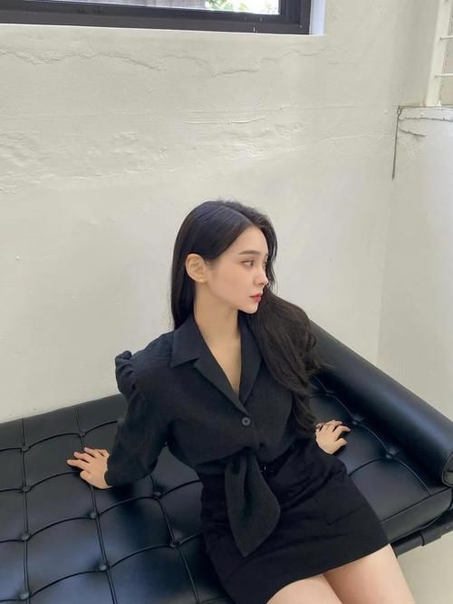 包臀短裙|职场风穿搭，褶皱衬衫搭配包臀短裙，轻松勾勒出迷人的腰臀曲线