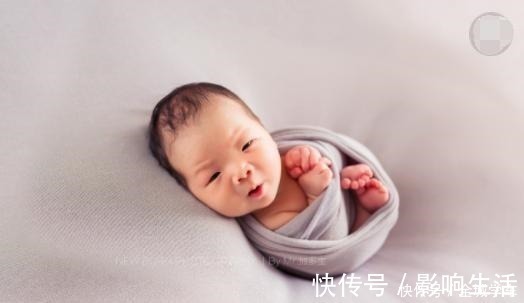 小宝|新生儿应该多躺还是多抱，新手妈妈别做错了，对宝宝影响很大！