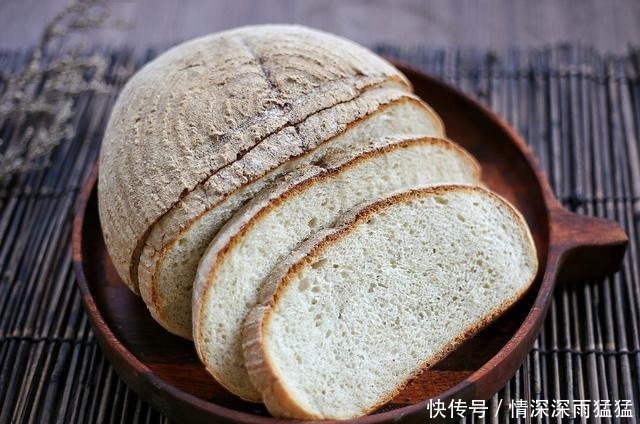 它是欧洲人的主食面包之一,只需2种材料就能做,健康美味有嚼劲
