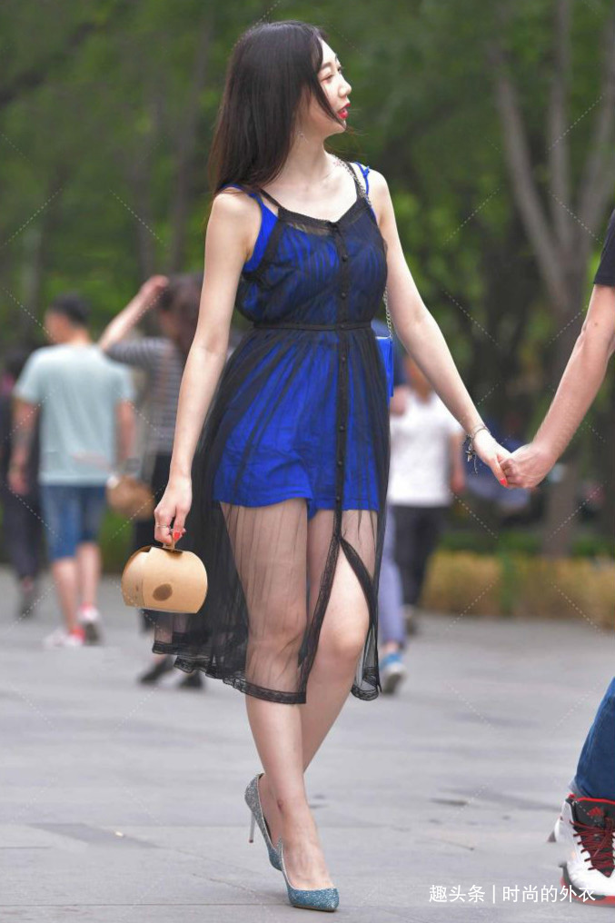 时尚女生真会穿,连衣短裤外搭黑色纱裙,轻盈舒适又雅致