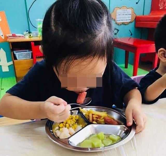 老师|儿子总说幼儿园饭菜好吃，看到老师发的公开照，宝妈表示无法理解