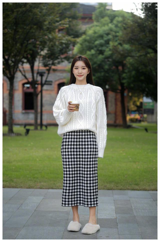 上档次|今年“短上衣+半身裙”的穿法火了! 时髦显高上档次, 美得很高级