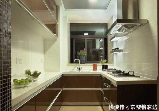 收纳|这对夫妻真有远见,厨房不装吊柜,储物空间翻倍,美观实用还不乱