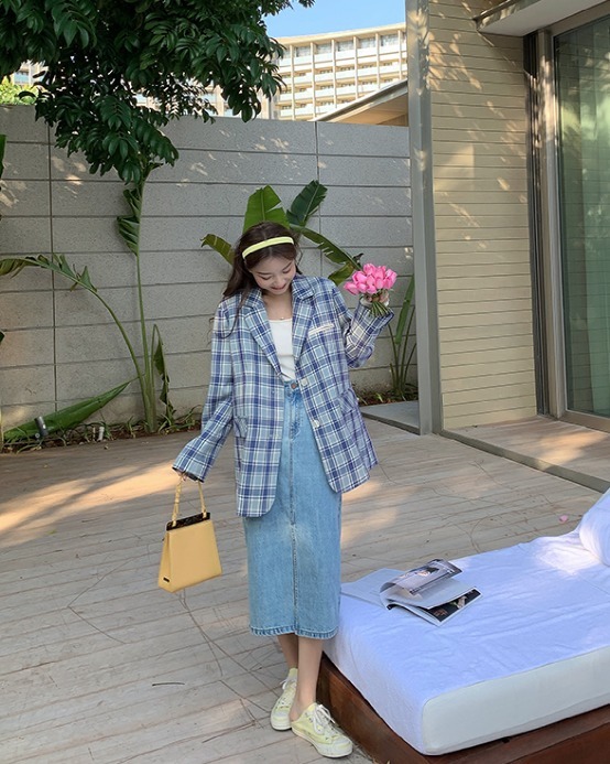 初春的温柔穿搭得这样穿!薄外套+奶油裙,真女人的时髦穿法