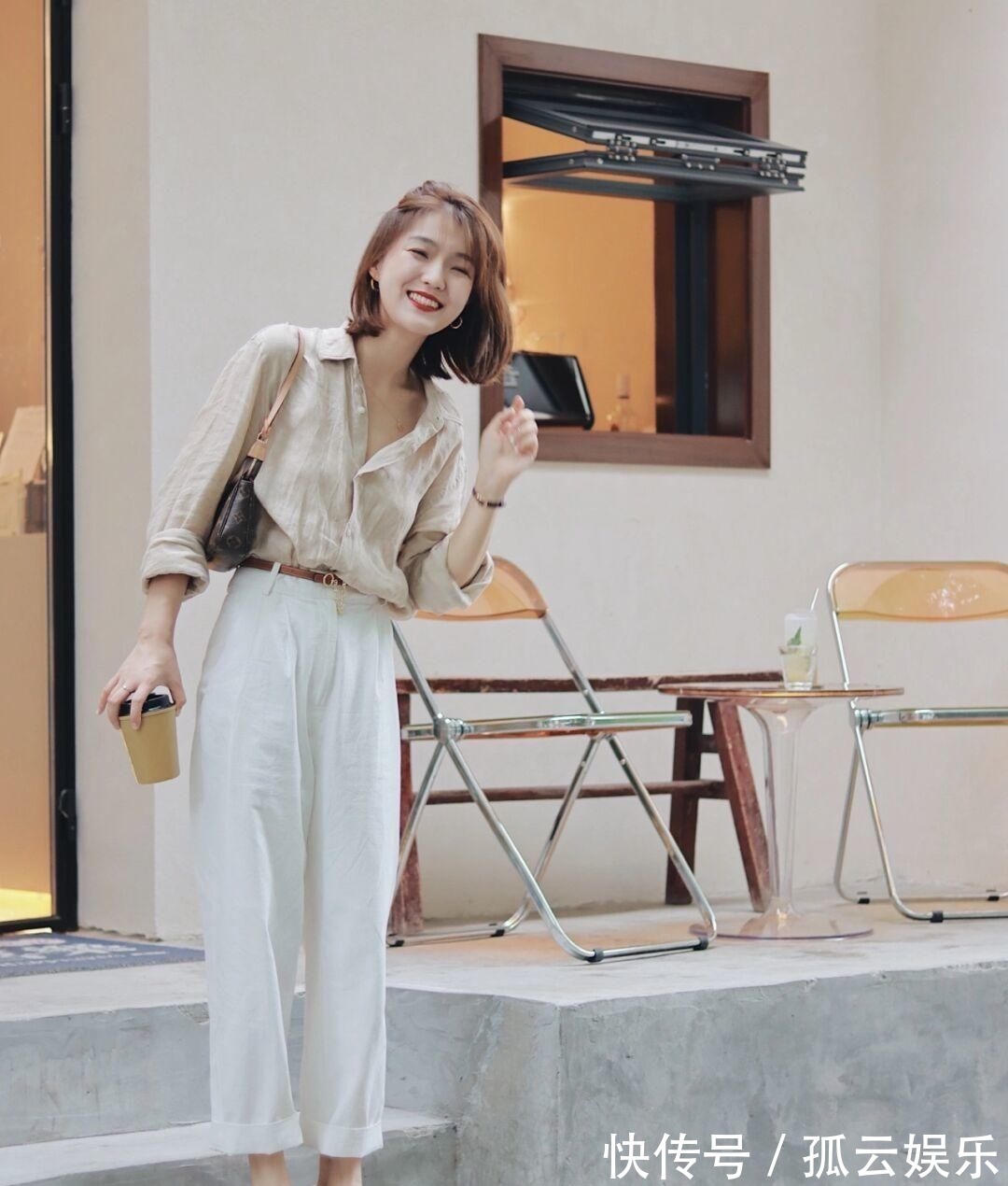 美眉 早秋穿搭值得,针织衫搭配半身裙或牛仔裤,轻松穿出名媛气质