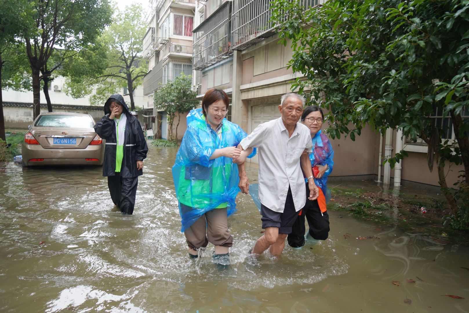 金山区|领导奔赴现场、居委干部、专业人员、志愿者齐上，金山区正在打一场“排涝战”