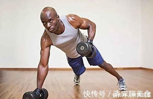 哑铃|体脂率降到18以下,4个哑铃腹肌动作,虐出男神的腹肌