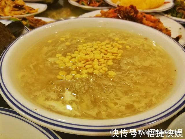 烙馍|8道凉菜,15道热菜,农家院的团圆饭总花费588元,网友说:太值了