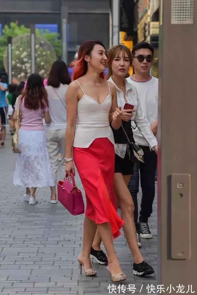 美女 红色的半裙,开叉的设计,让美女的半裙在风中显得更加飘扬