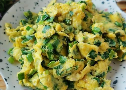 把韭菜切成段和鸡蛋一起炒，放在一起炒，不容易消化，吃韭菜最讲究季节