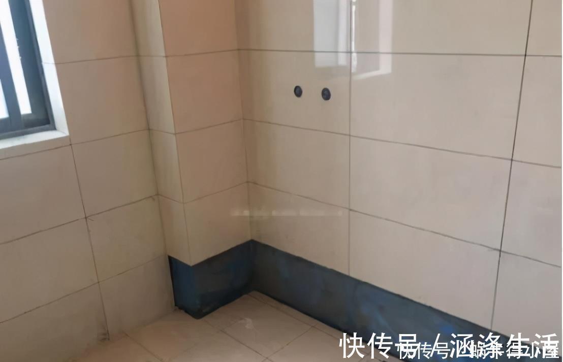 等着我|卫生间贴瓷砖时,我坚持在瓷砖下面空一行,师傅一听:遇到行家了