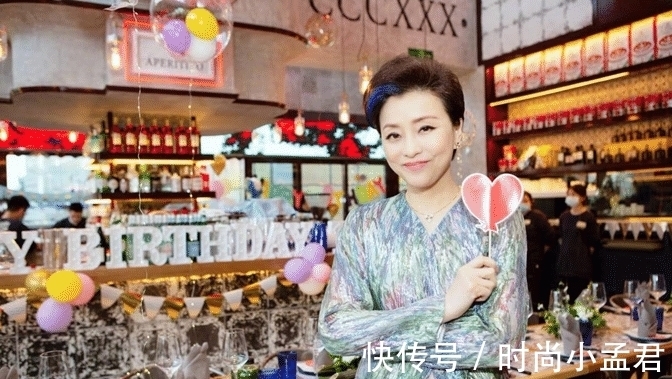 掀起刘海|53岁杨澜真老了,穿蝴蝶结衬衫过母亲节脸瘦了一圈,掀起刘海黑眼圈鱼尾纹太明显