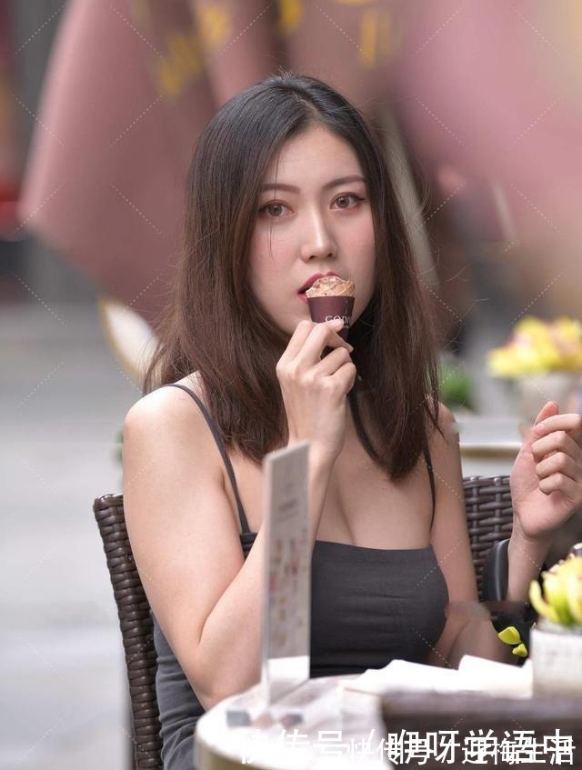 搭配|适合温度高的时候,显瘦连衣裙搭配坡跟凉鞋,清凉又优雅
