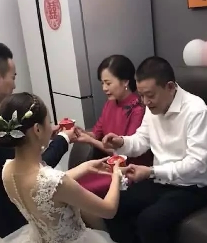 新娘子 “最美婆婆”走红网络，穿红旗袍被误认为新娘，被时光遗忘的女人