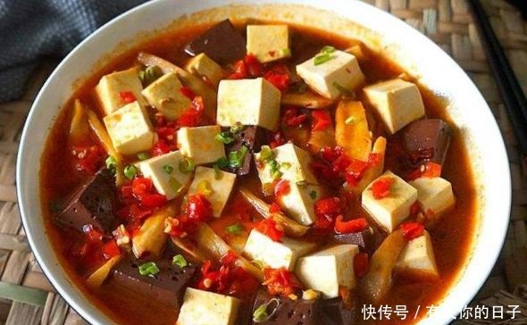 炒猪血时,最忌直接下锅,多做1步,猪血滑嫩不腥,很好吃!