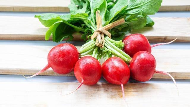 血管健康|女人50岁后,容易发生骨质疏松,吃4物,做2事,美容养颜又补钙