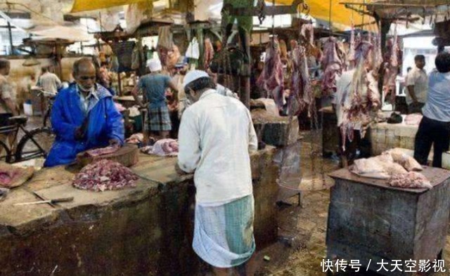 印度人是如何卖肉的?来看看他的肉摊,网友:你想吃吗?